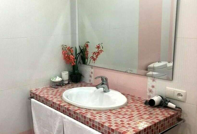 جناح مزوَّد بشرفة, Green Canyon Uzbekistan