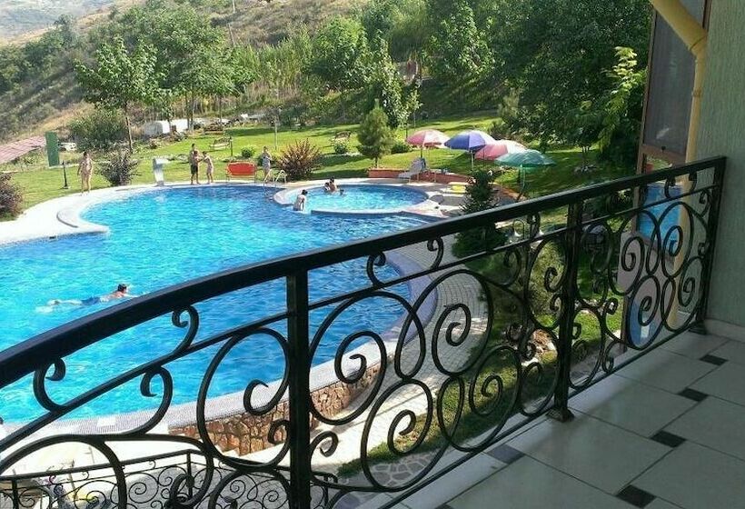 جناح مزوَّد بشرفة, Green Canyon Uzbekistan