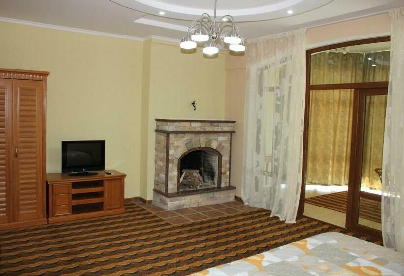 جناح مزوَّد بشرفة, Green Canyon Uzbekistan