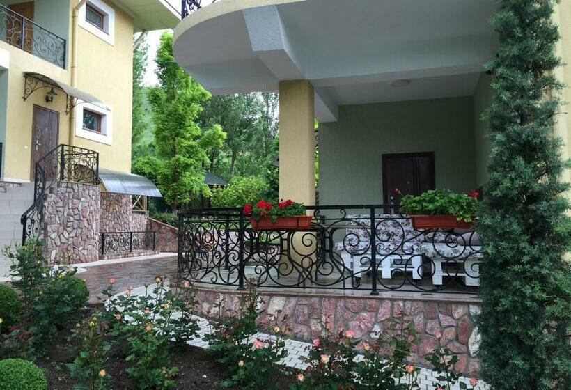 جناح مزوَّد بشرفة, Green Canyon Uzbekistan