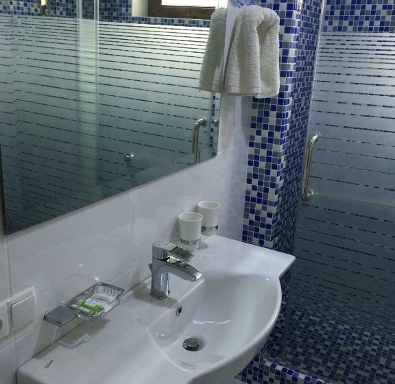 جناح مزوَّد بشرفة, Green Canyon Uzbekistan