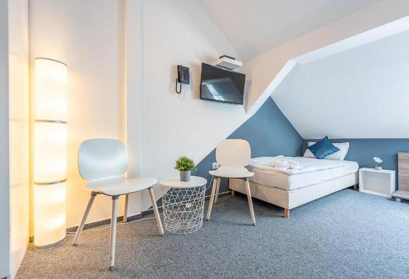 غرفة قياسية ثلاثية, Herczeg Udvarház Poroszló