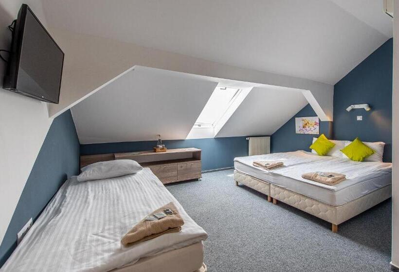 غرفة قياسية ثلاثية, Herczeg Udvarház Poroszló