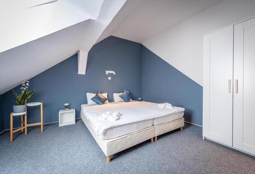 غرفة قياسية رباعية, Herczeg Udvarház Poroszló