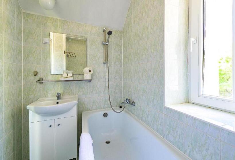 جناح مزود بتراس, Herczeg Udvarház Poroszló