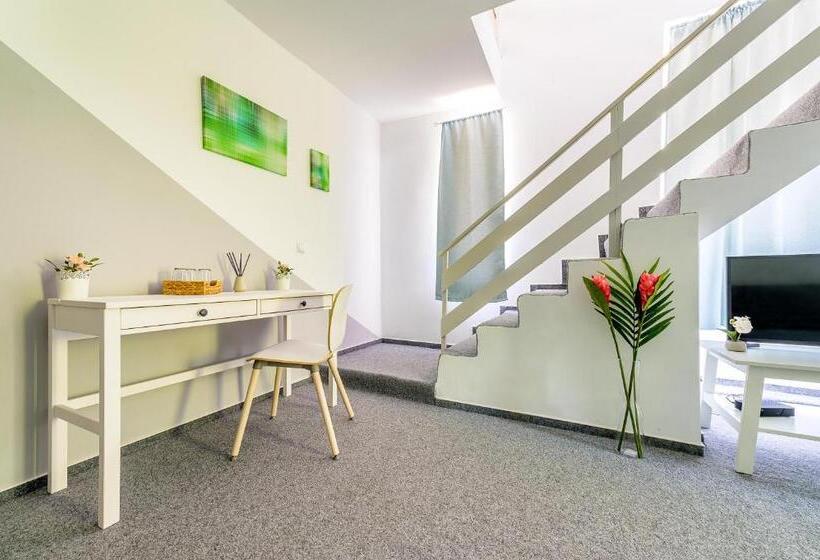 جناح مزود بتراس, Herczeg Udvarház Poroszló