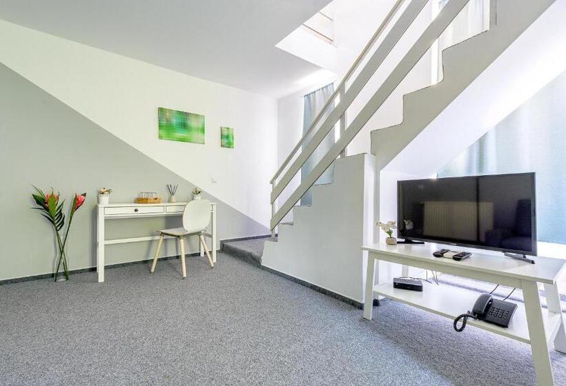 جناح مزود بتراس, Herczeg Udvarház Poroszló