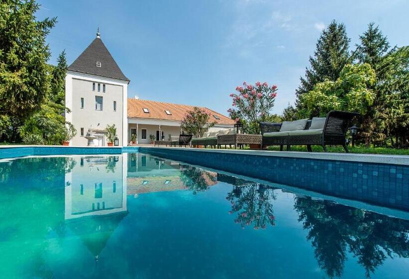 جناح مزود بتراس, Herczeg Udvarház Poroszló