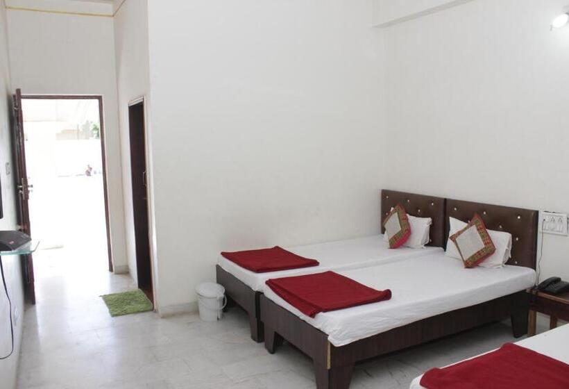 חדר משפחתי, Sunshine Palace