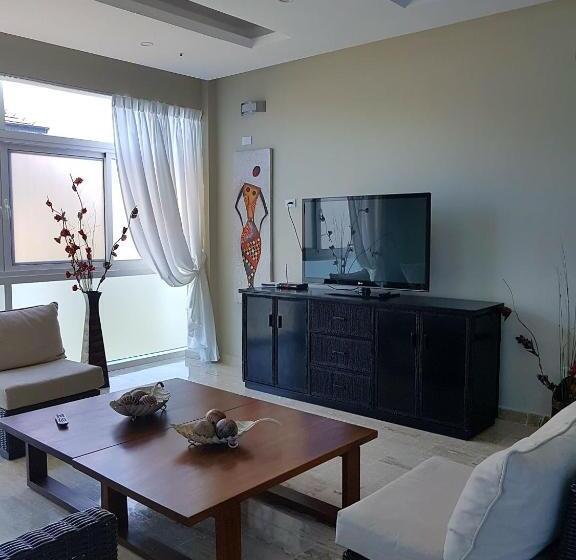 דירת חדר, Koko And Suzy's Ocean Dream