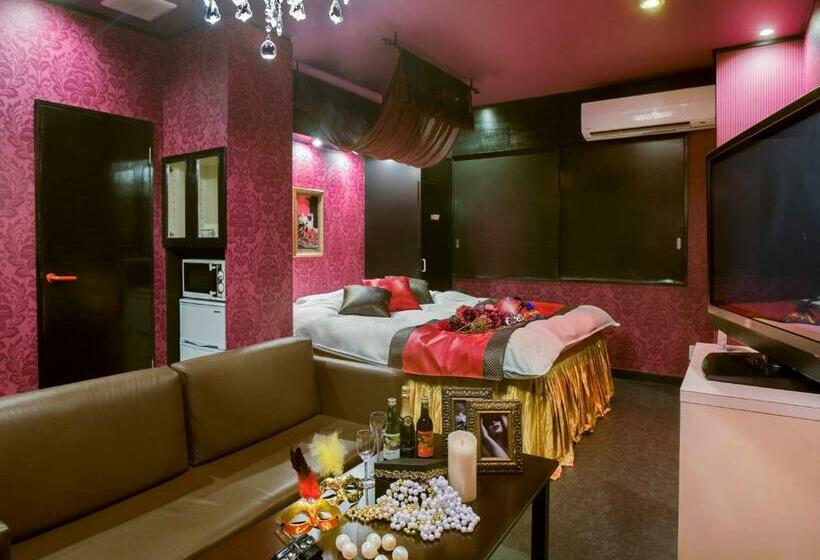 اتاق استاندارد, Christmas Night At The Opera