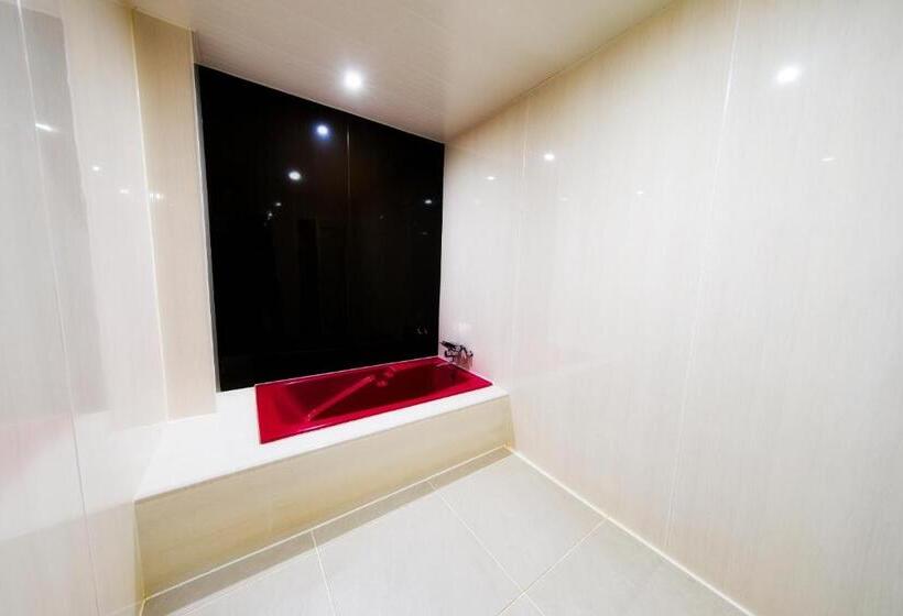 اتاق استاندارد, Christmas Night At The Opera