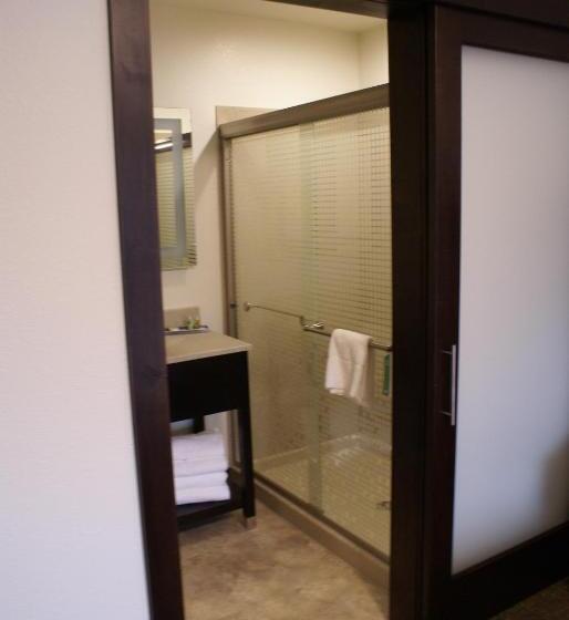 غرفة قياسية سرير كينج, Boarders Inn & Suites By Cobblestone Hotels   Syracuse