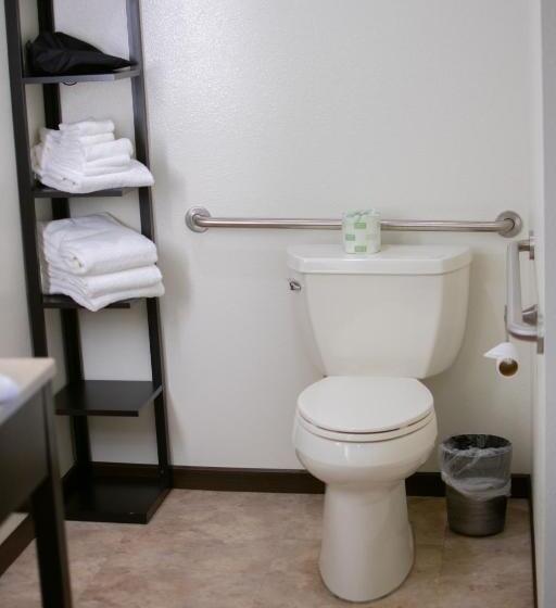 غرفة قياسية سرير كينج لذوى الإحتياجات الخاصة, Boarders Inn & Suites By Cobblestone Hotels   Syracuse