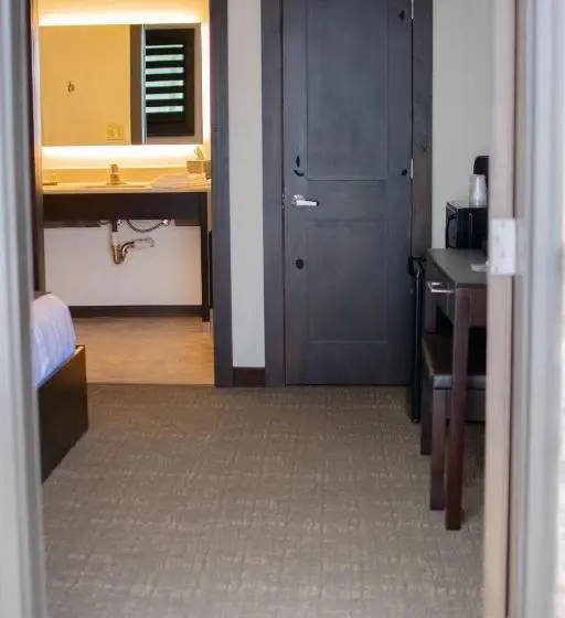 身障者適用キングサイズベッドルーム, Boarders Inn & Suites By Cobblestone Hotels   Syracuse
