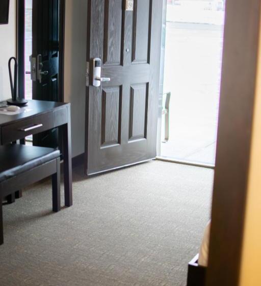 غرفة قياسية سرير كينج لذوى الإحتياجات الخاصة, Boarders Inn & Suites By Cobblestone Hotels   Syracuse