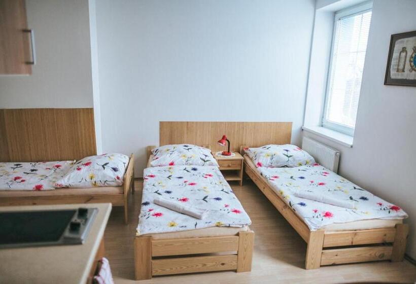 غرفة قياسية ثلاثية, Klub U Námořníka