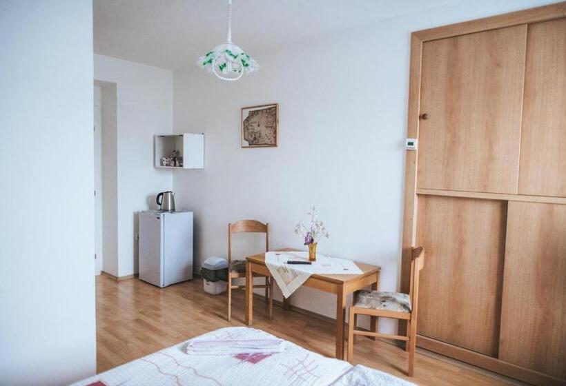 غرفة قياسية ثلاثية, Klub U Námořníka