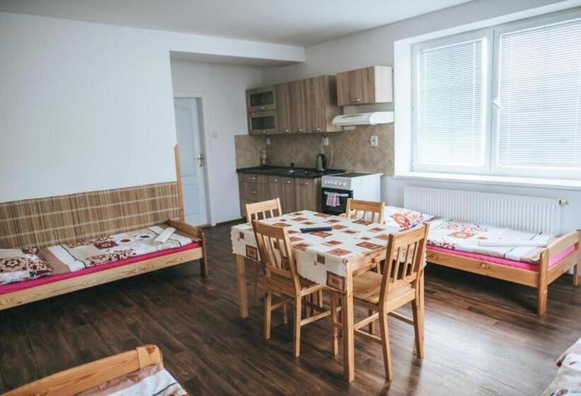 جناح غرفتين نوم, Klub U Námořníka