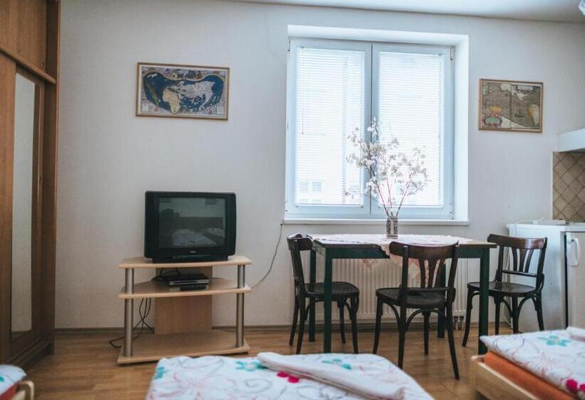 جناح غرفتين نوم, Klub U Námořníka