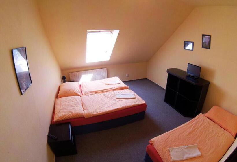 スタンダードトリプルルーム, Restaurace Penzion Rafael