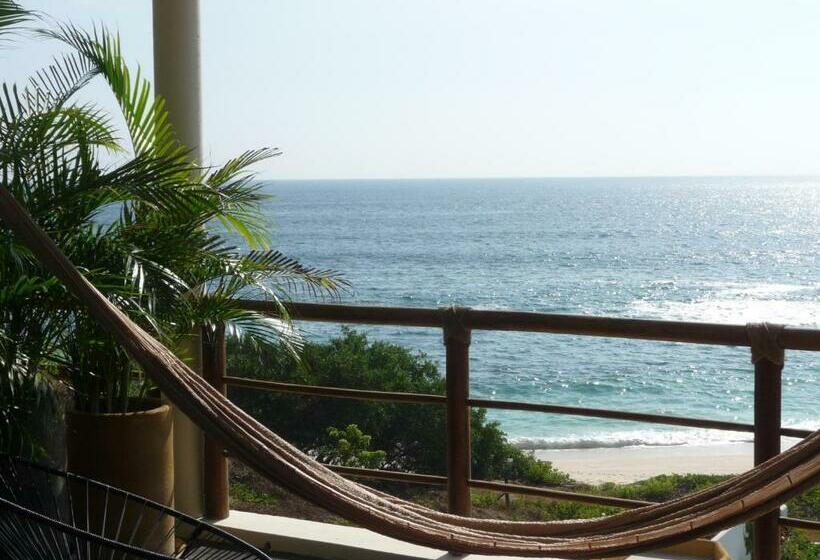 스위트 킹사이즈 침대, Manta Raya Hotel   Right On The Beach