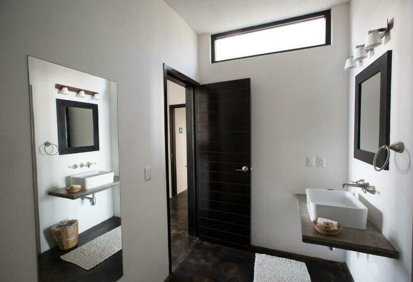 キングサイズベッドのスイートルーム, Manta Raya Hotel   Right On The Beach