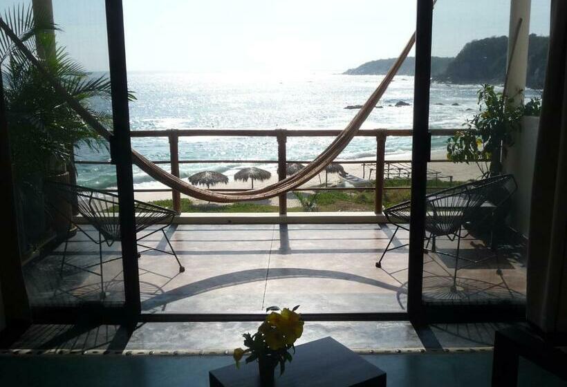 キングサイズベッドのスイートルーム, Manta Raya Hotel   Right On The Beach