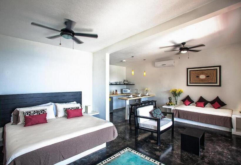 デラックススイート, Manta Raya Hotel   Right On The Beach