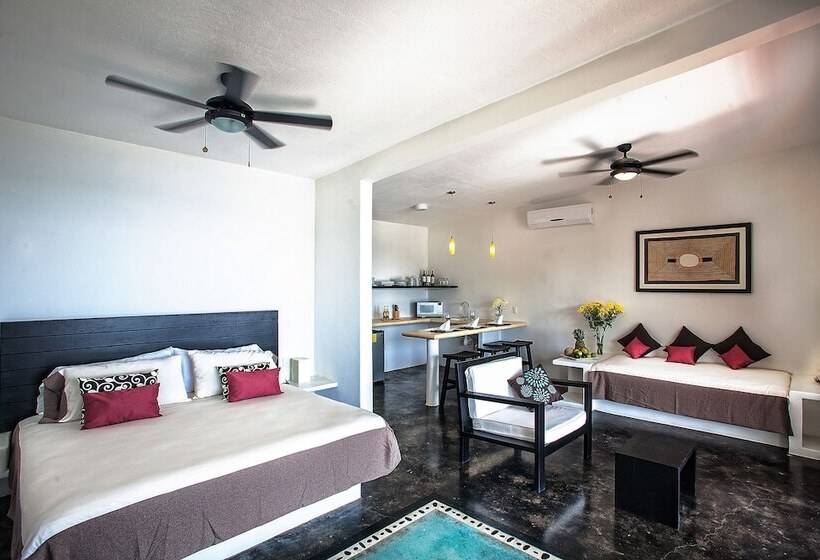 デラックススイート, Manta Raya Hotel   Right On The Beach