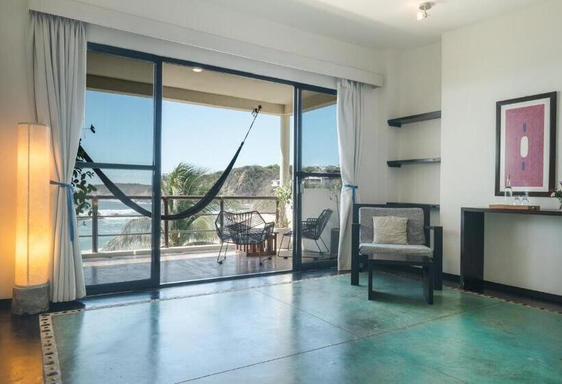 キングサイズベッドのスイートルーム, Manta Raya Hotel   Right On The Beach