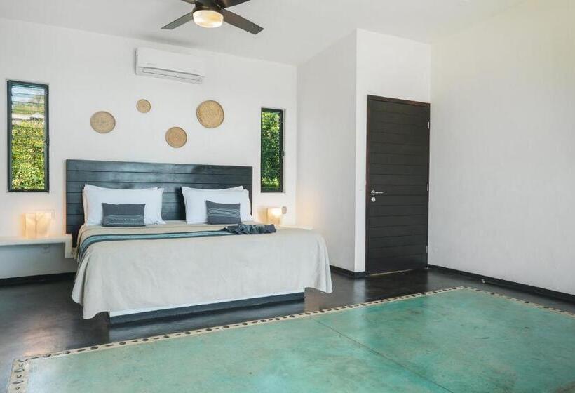 キングサイズベッドのスイートルーム, Manta Raya Hotel   Right On The Beach