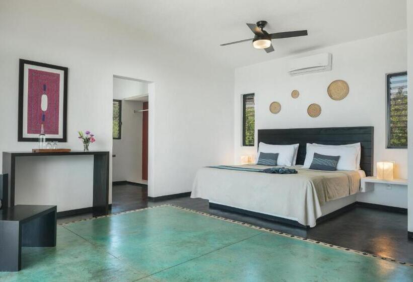 キングサイズベッドのスイートルーム, Manta Raya Hotel   Right On The Beach