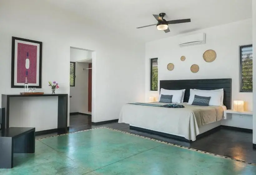 キングサイズベッドのスイートルーム, Manta Raya Hotel Right On The Beach