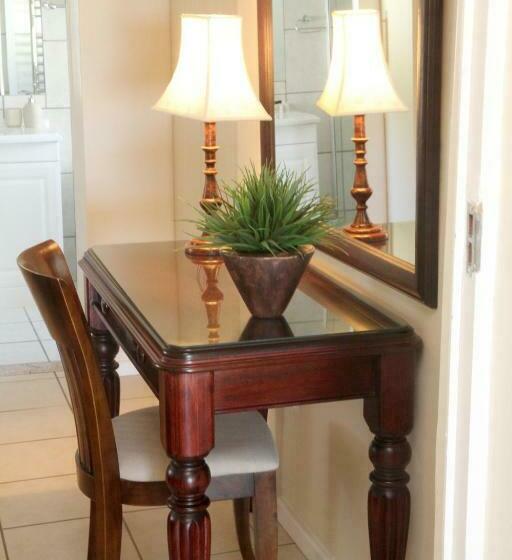 شقة غرفة واحدة, Whispering Whale