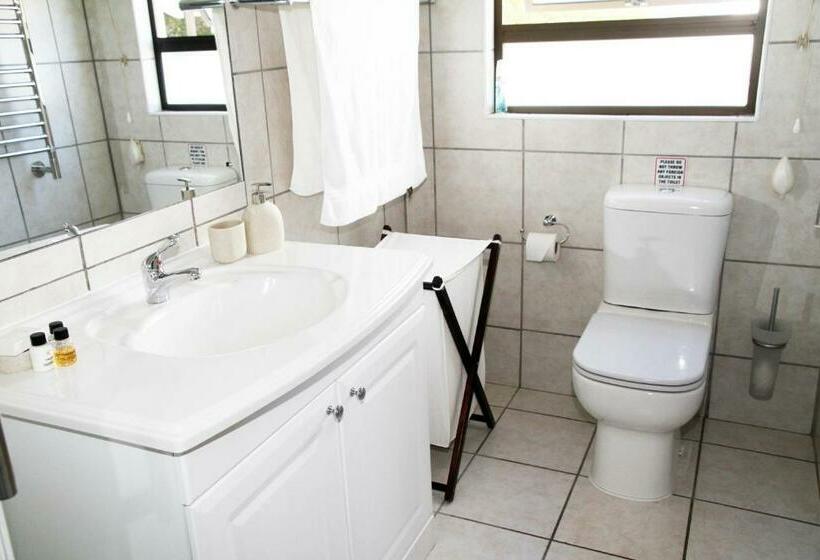 شقة غرفة واحدة, Whispering Whale