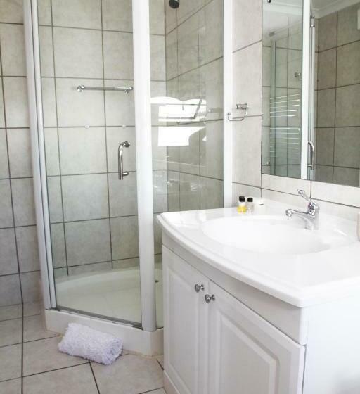 شقة غرفة واحدة, Whispering Whale