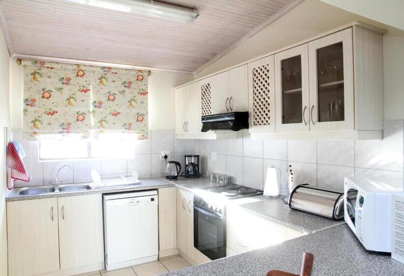 شقة غرفة واحدة, Whispering Whale