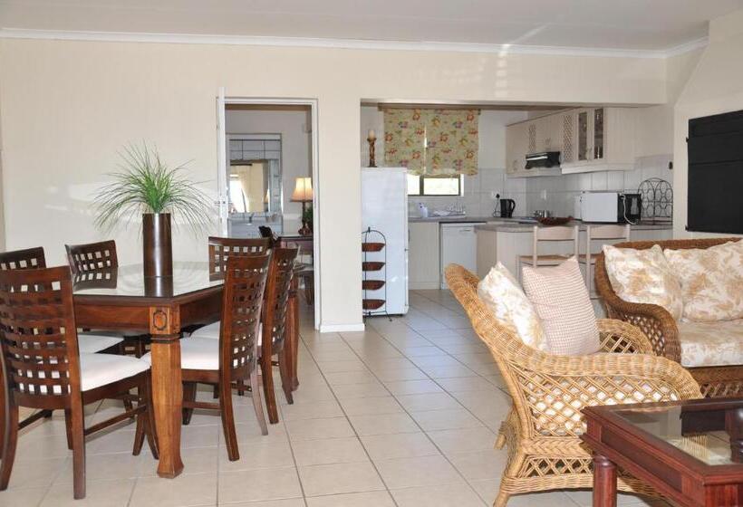 شقة غرفة واحدة, Whispering Whale