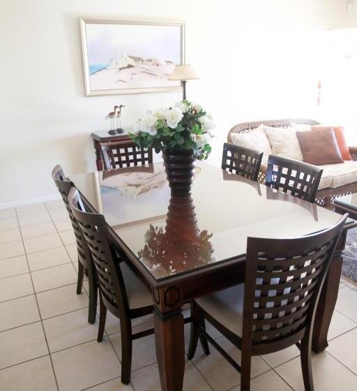 شقة غرفة واحدة, Whispering Whale