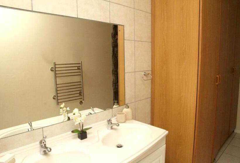 شقة غرفة واحدة, Whispering Whale