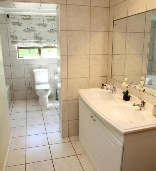 شقة غرفة واحدة, Whispering Whale