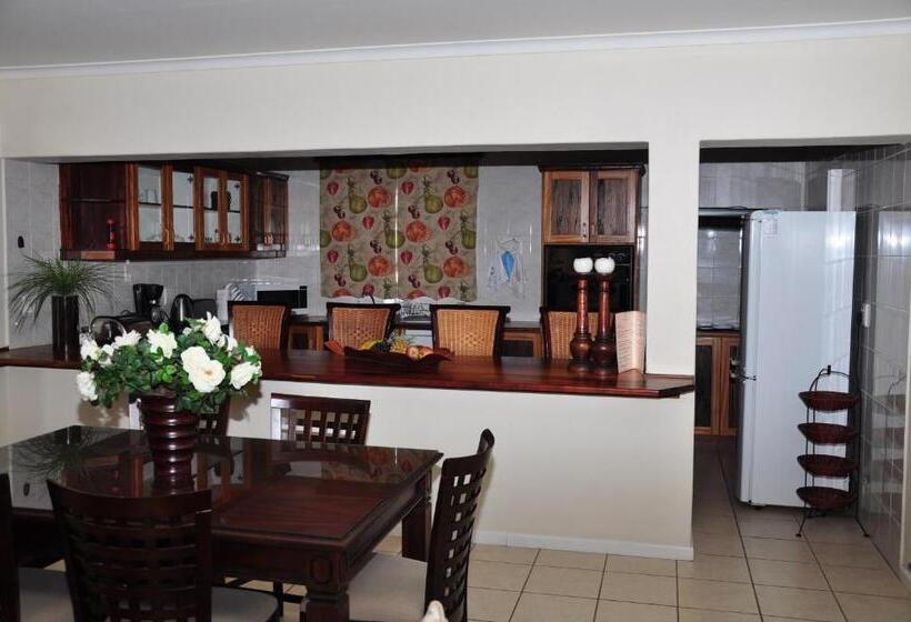 شقة غرفة واحدة, Whispering Whale