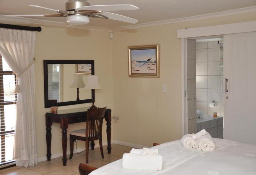 شقة غرفة واحدة, Whispering Whale