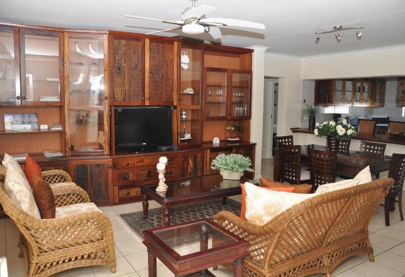 شقة غرفة واحدة, Whispering Whale