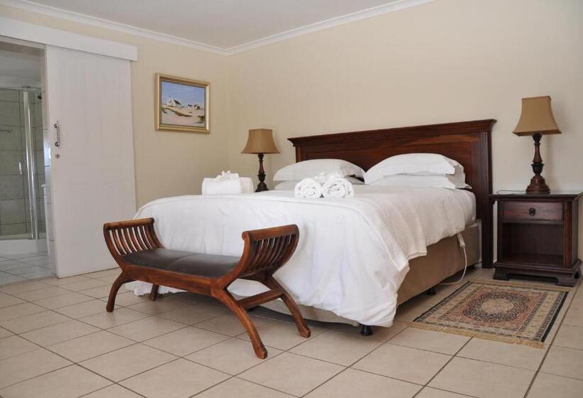 شقة غرفة واحدة, Whispering Whale