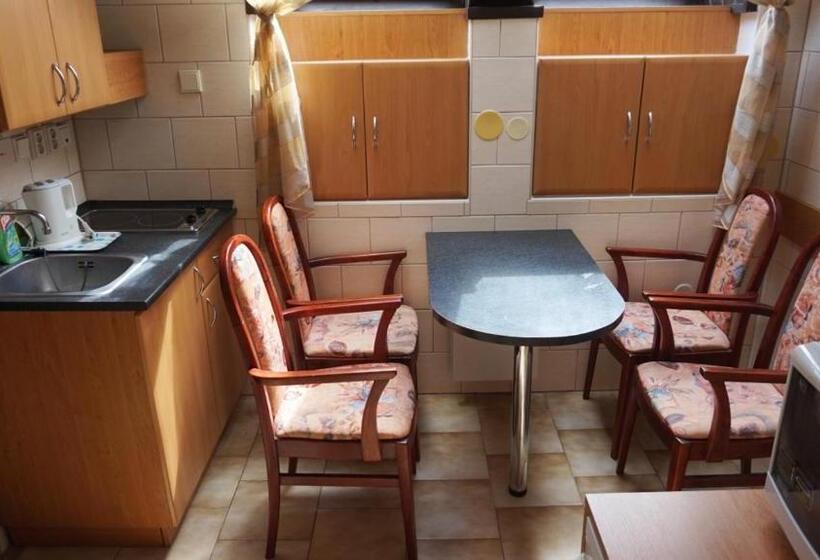 스탠다드 스튜디오, Pension Karolína