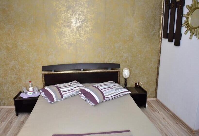 家庭工作室, Pensiunea Dely_cios