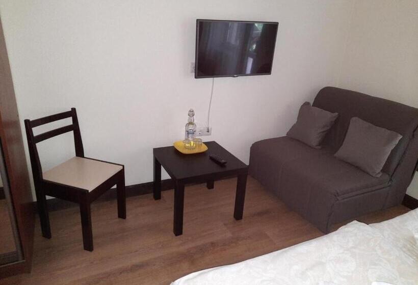 اتاق استاندارد سه تخته با بالکن, Alpiyskiy