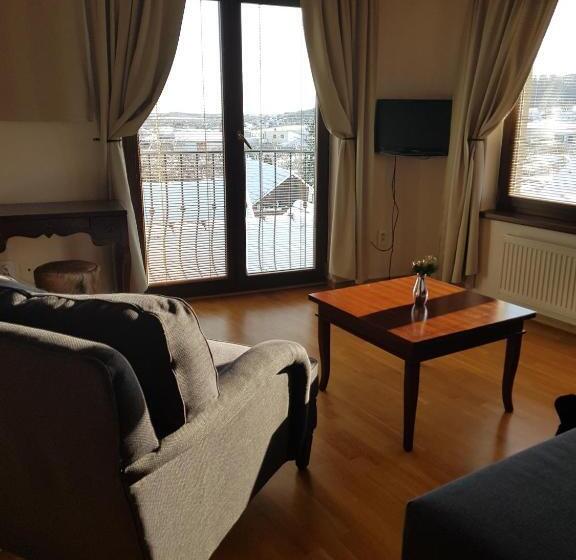 جناح مزوَّد بشرفة, Villa Vinica